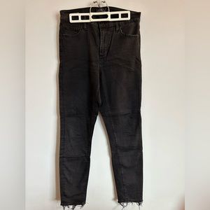 Raw hem distressed skinny jeans